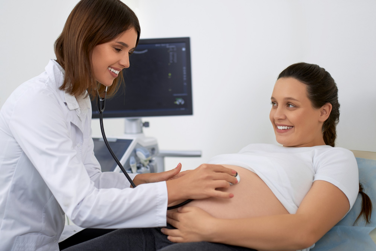 medico-estetoscopio-examinar-mujer-embarazada