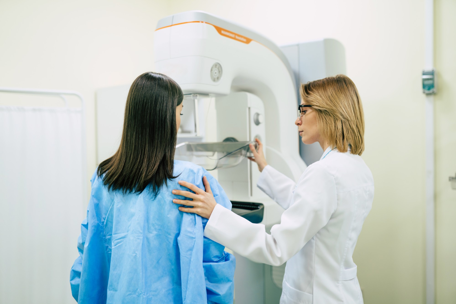 mujer-joven-teniendo-examen-mamografia-hospital-o-clinica-privada-doctora-profesional